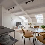 Newly Renovated Bright Penthouse Милан
