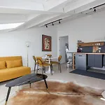 Newly Renovated Bright Penthouse Апартаменты
