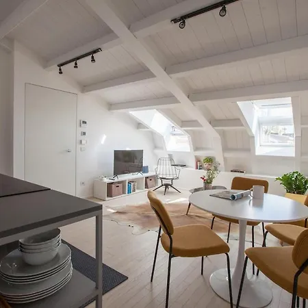 Newly Renovated Bright Penthouse Mediolan