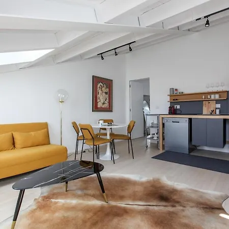Newly Renovated Bright Penthouse Apartament