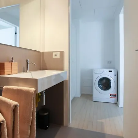 Newly Renovated Bright Penthouse Mediolan