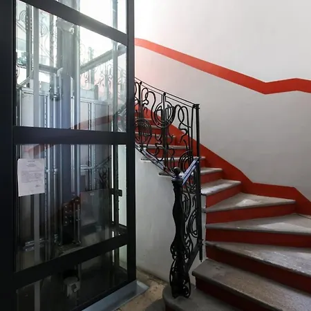 Newly Renovated Bright Penthouse Mediolan